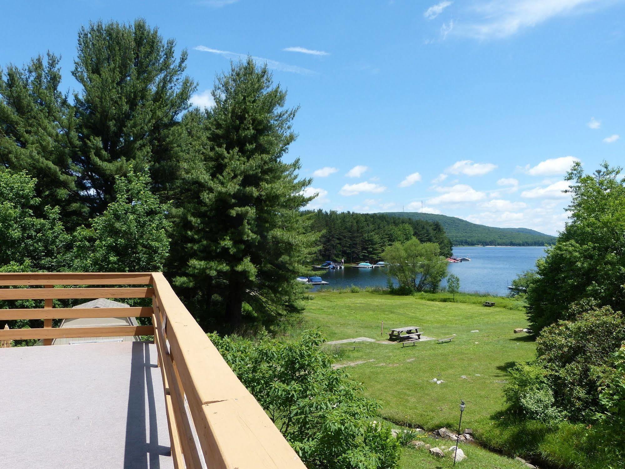 Inn At Deep Creek Oakland Екстериор снимка